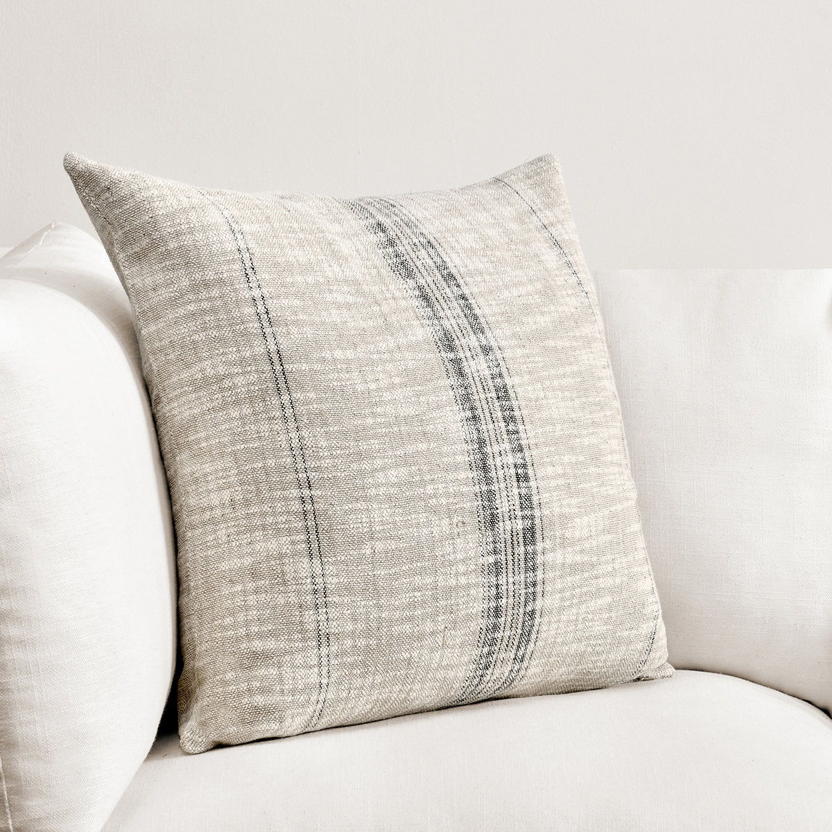 Ria - 22" x 22" Pillow - Natural / Black