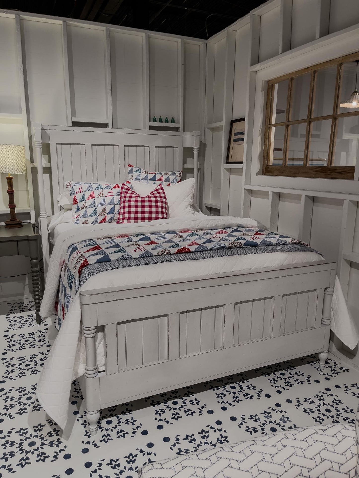Vintage Market - Shelter Footboard Queen With 4 Slats - Picket Fence